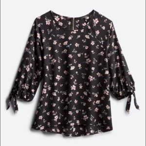 Larie tie sleeve, zip back floral blouse. Size SM